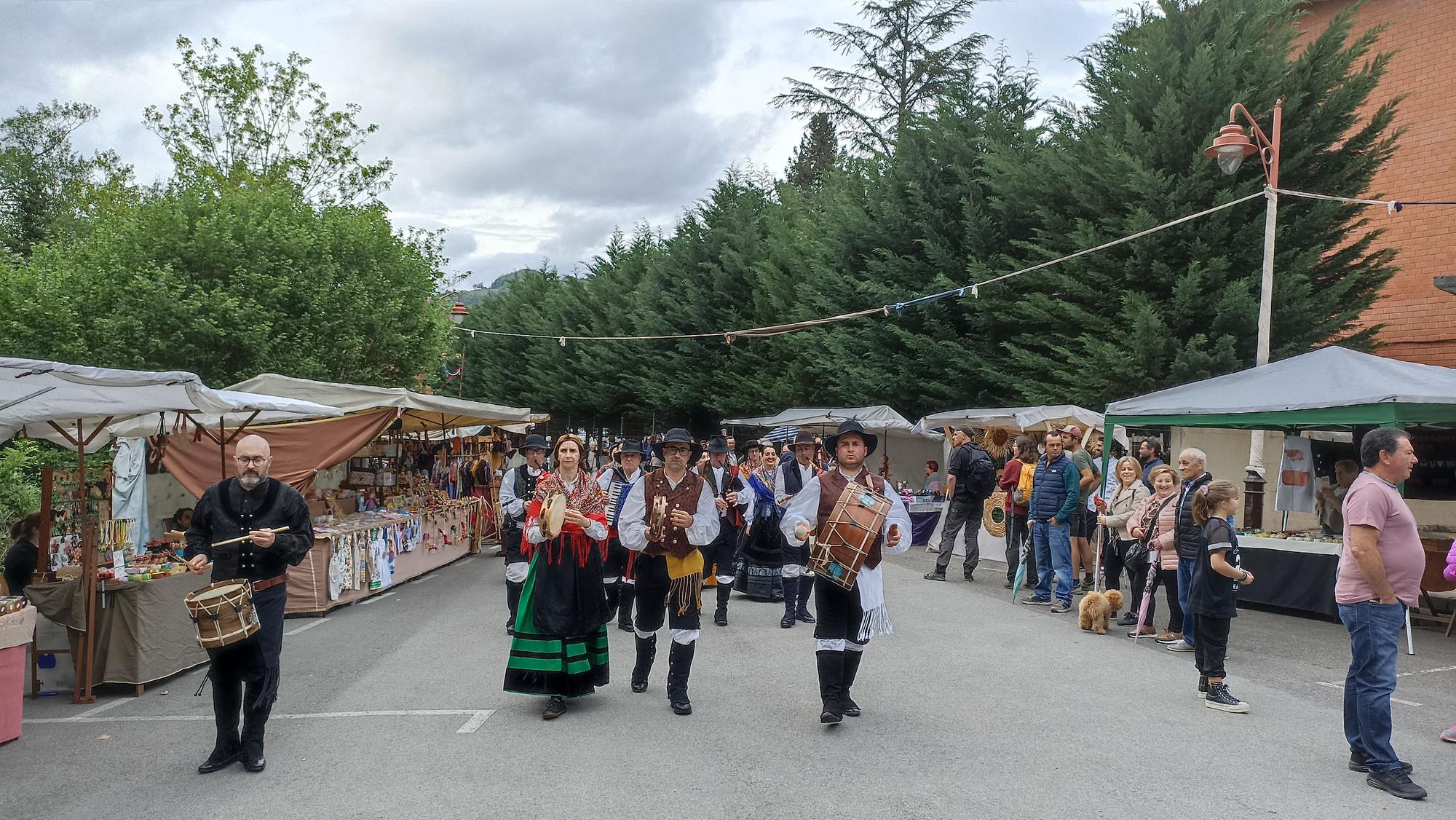 Vuelve el Mercáu Quirosán, con éxito de público, puestos de venta y exhibición de folclore