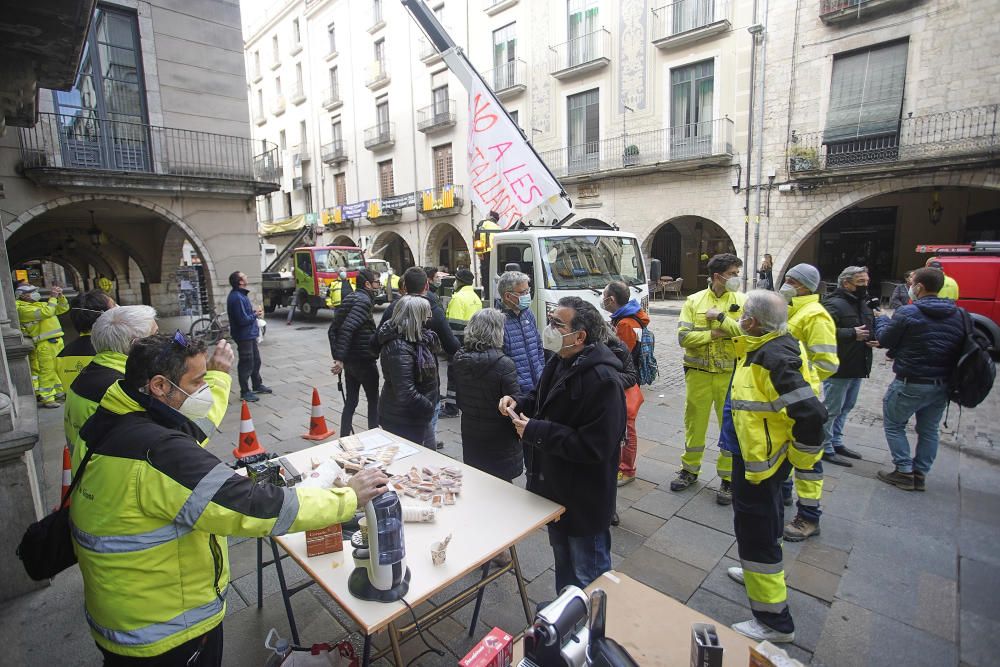 Protesta de la brigada d'enllumenat de Girona