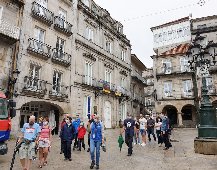 Un grupo de turistas durante una visita guiada por Vigo.