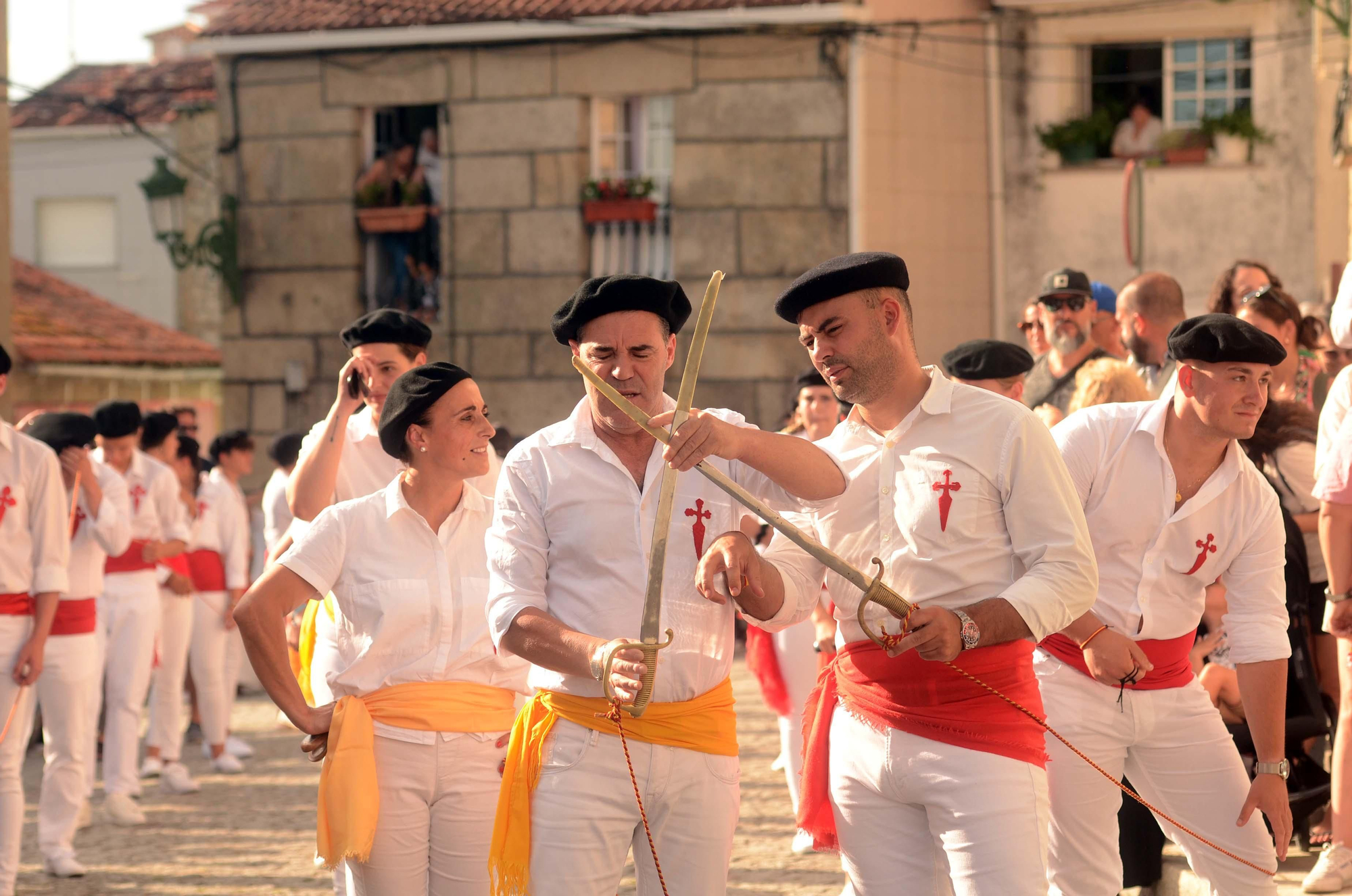 La "Danza de las Espadas" recupera en Carril todo su esplendor