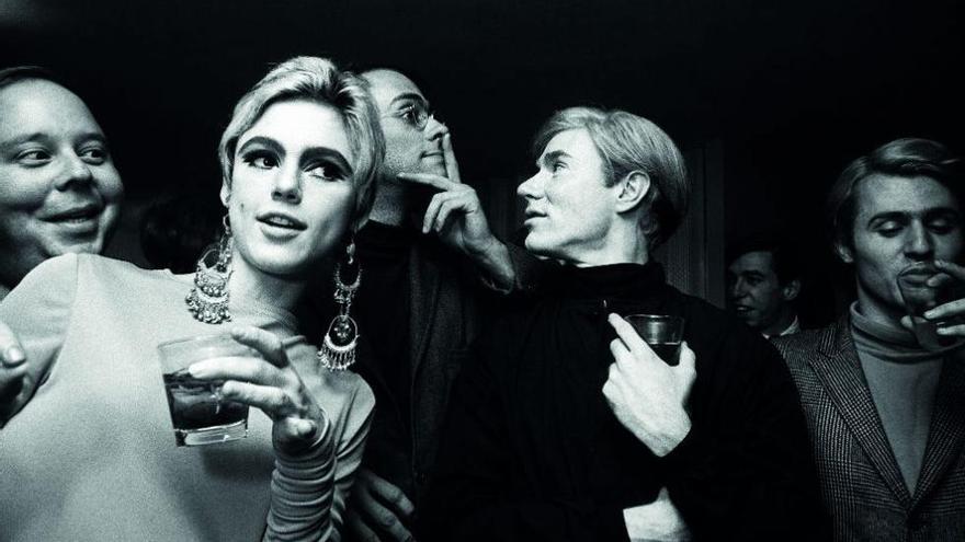 Edie Sedgwick y Andy Warhol, en uno de sus saraos.