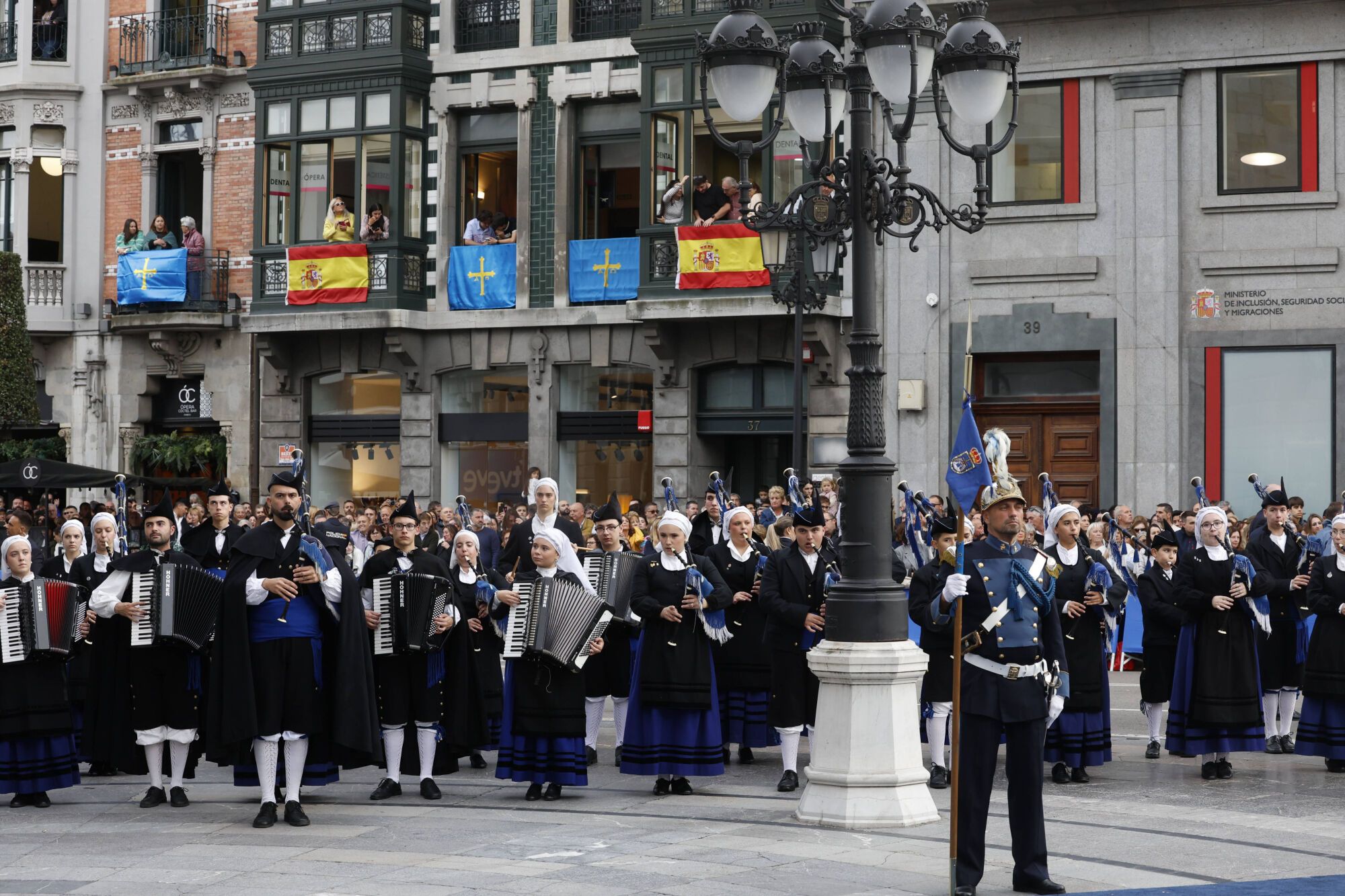  Así fue la llegada de los invitados a los premios "Princesa de Asturias" y su paso por la alfombra azul