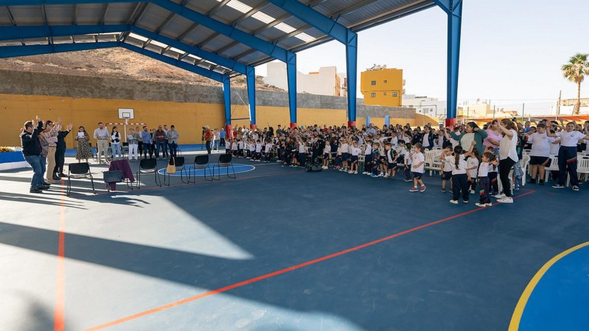 Gáldar inaugura la nueva cubierta de la cancha del colegio de Sardina.