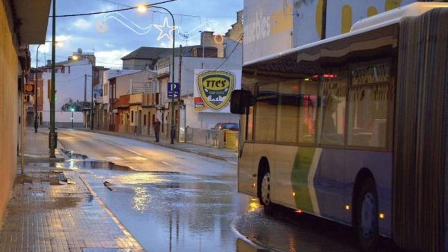 La rotura de dos tuberías inunda las calles de Llucmajor y de Saridakis