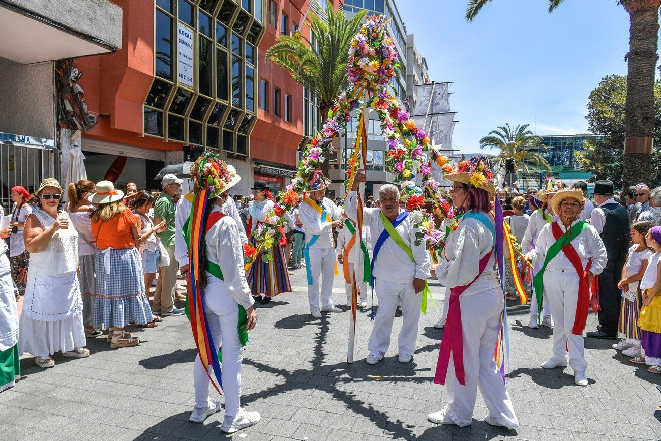 Una romería con bikini en Las Palmas de Gran Canaria