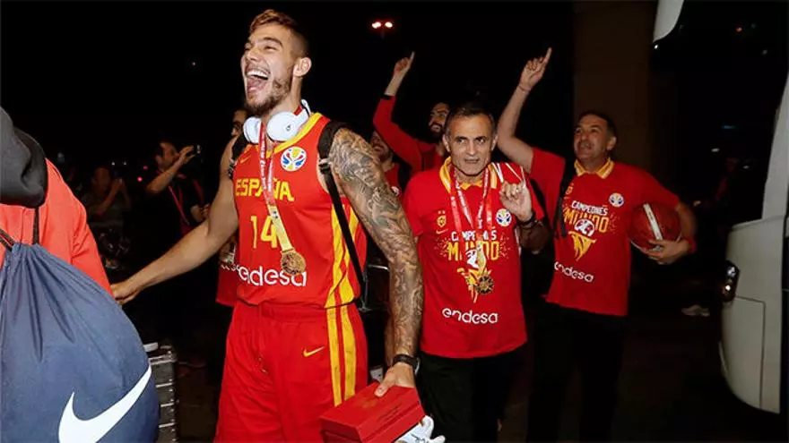 La selección española de baloncesto celebra al grito de "campeones del mundo"