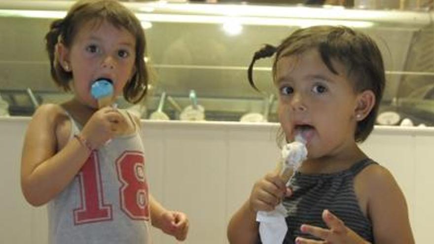 Dues nenes gaudint d&#039;un gelat per contrarestar la calor, ahir