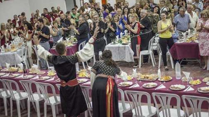 La familia festera arropa a Jacob Murcia en su recepción.