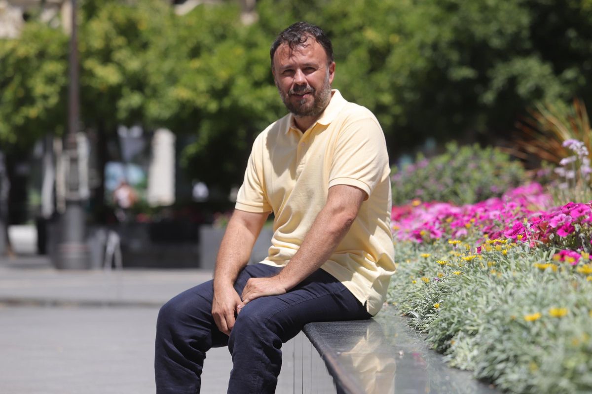 El presidente de la Federación de Peñas Cordobesas, Juan Serrano, en la plaza de Las Tendillas.