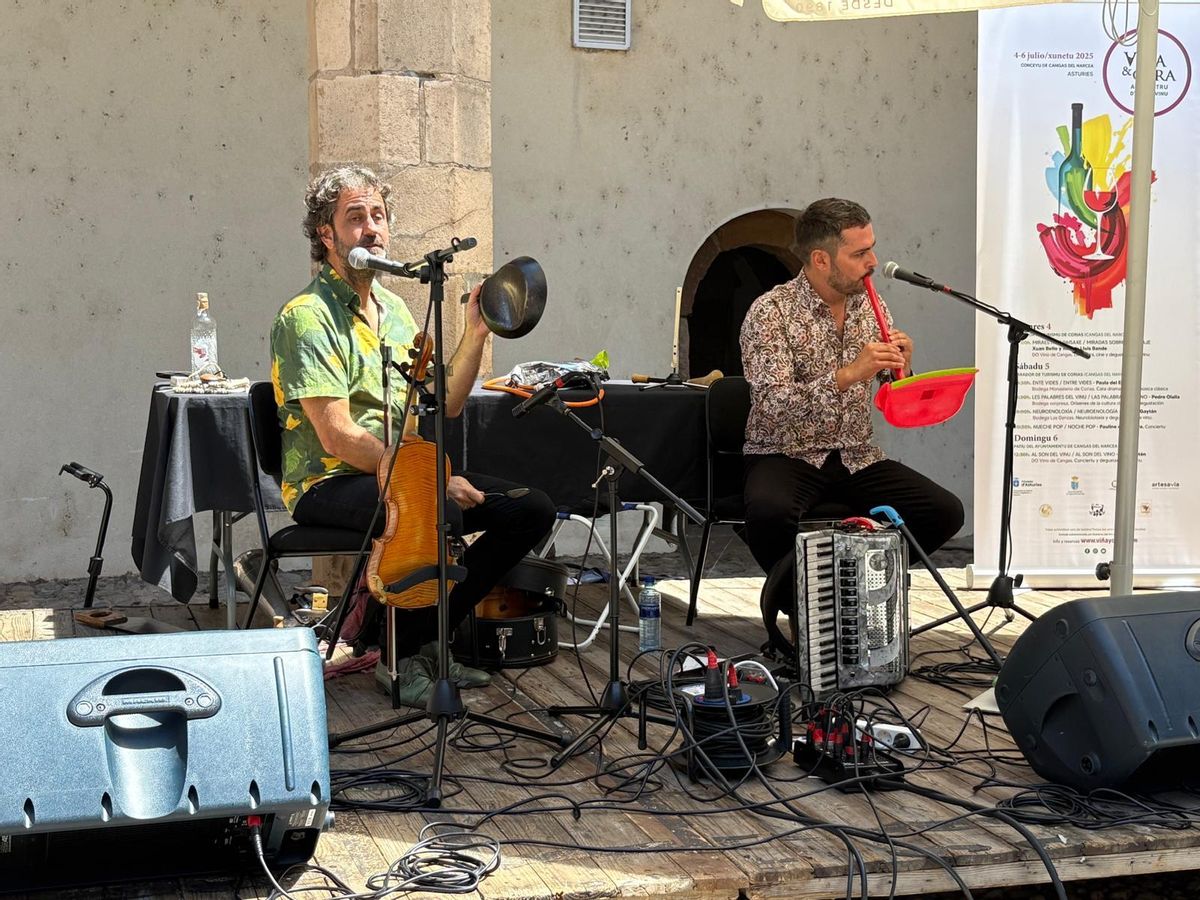 Jorge Arribas y Diego Galaz hacen música con una sartén y un recogedor.
