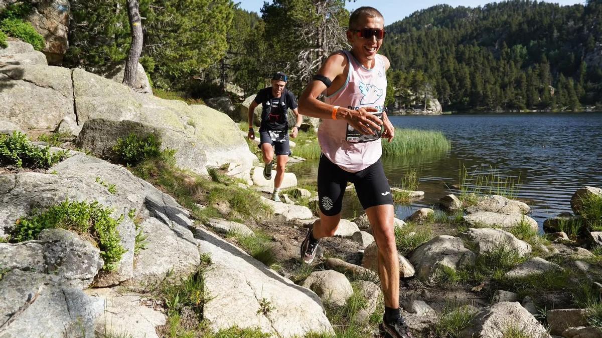 Bernades passant pel costat d'un dels llacs de les Bulloses