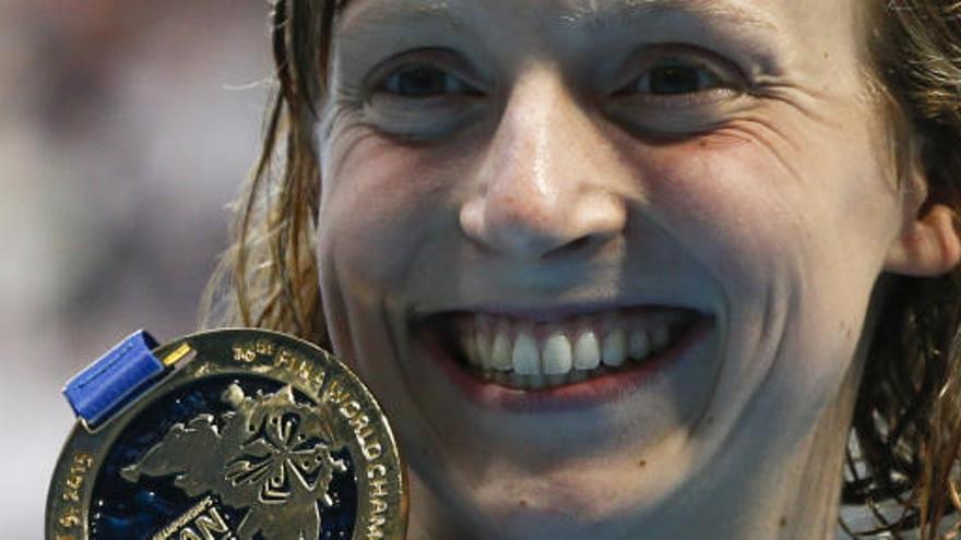 Katie Ledecky posa con el oro logrado en los 200.