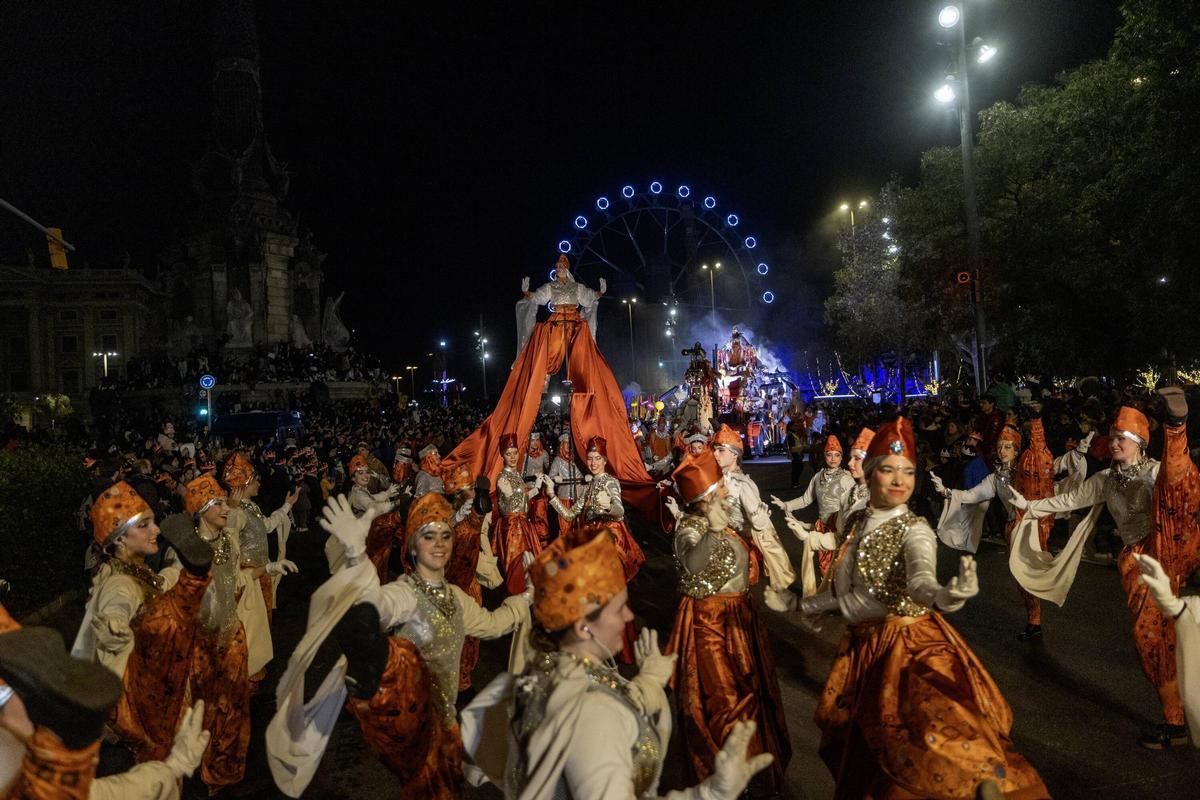 Miles de personas colman la costa de Barcelona para dar la bienvenida a los Reyes Magos