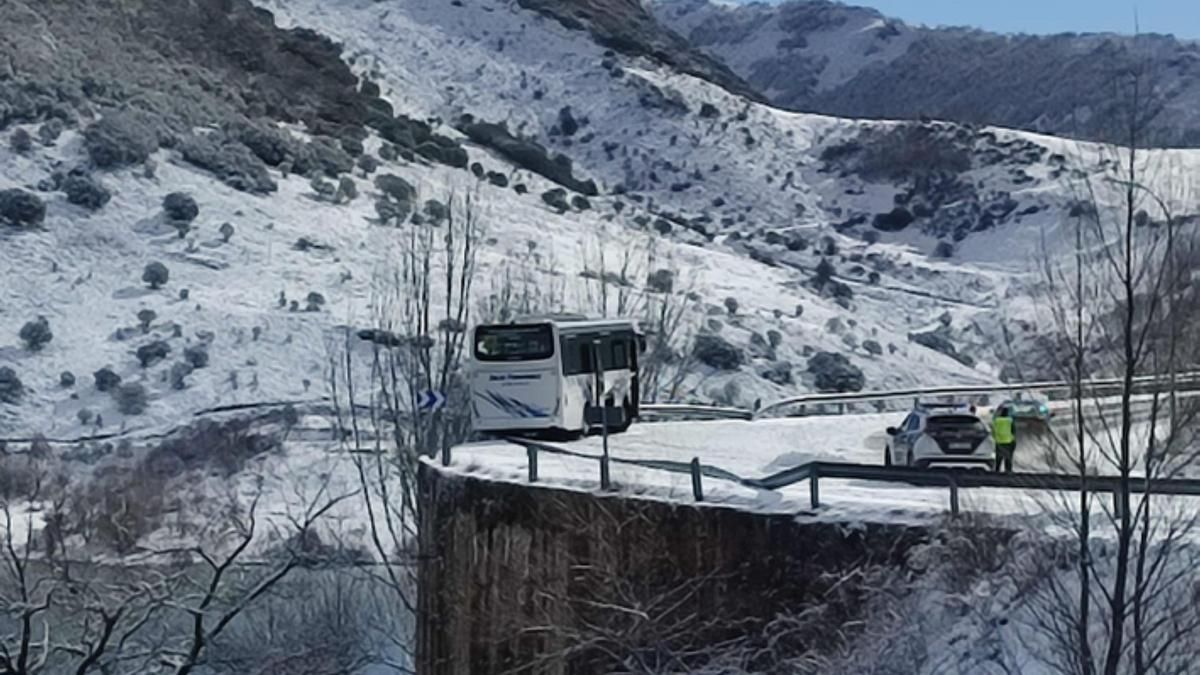 El autobús siniestrado al borde del precipicio.