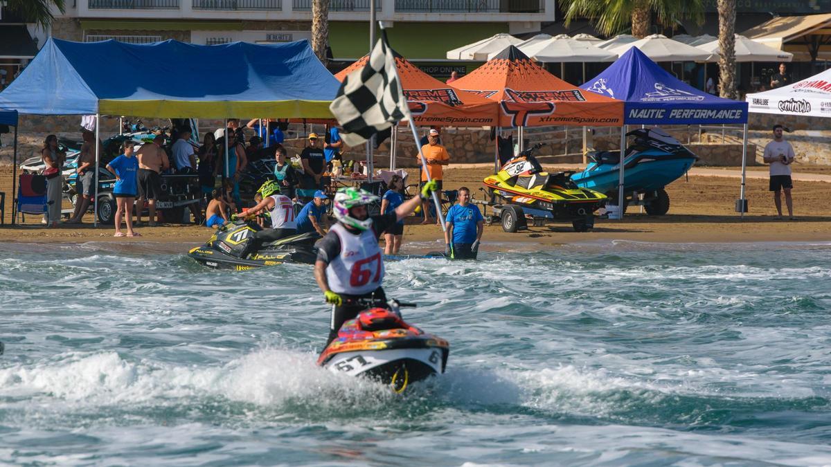 Adrián Albuera celebra su victoria en el Campeonato de España.