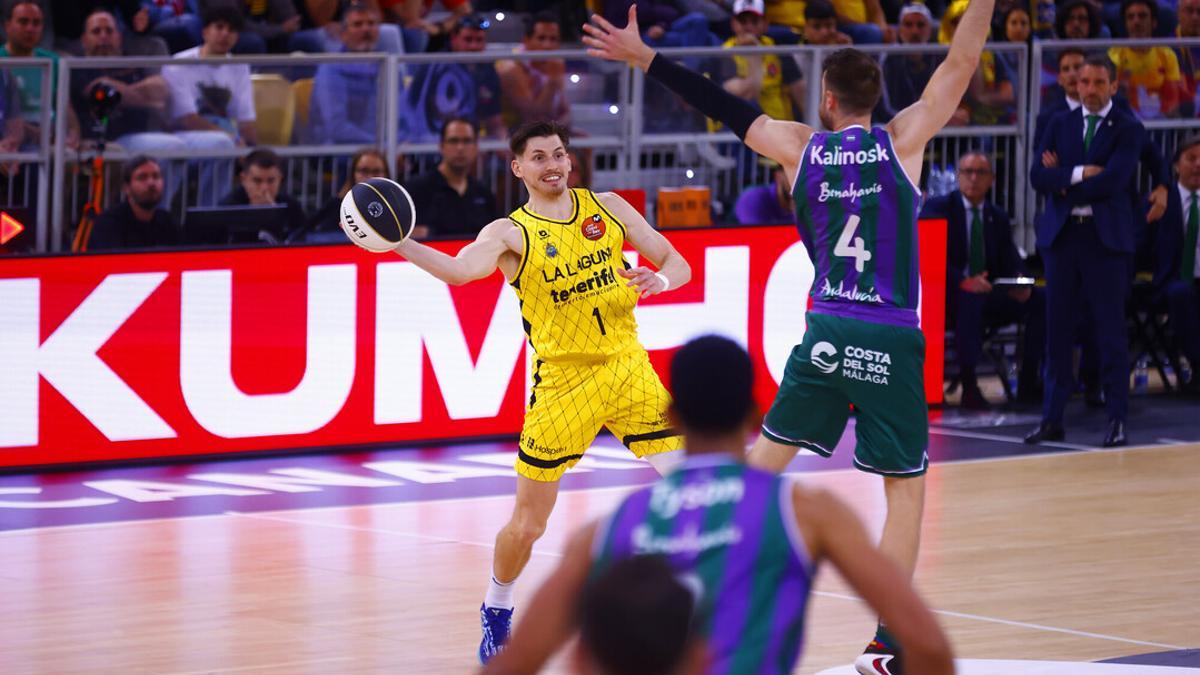 David Kramer trata de pasar el balón ante la defensa de Tyler Kalinoski.