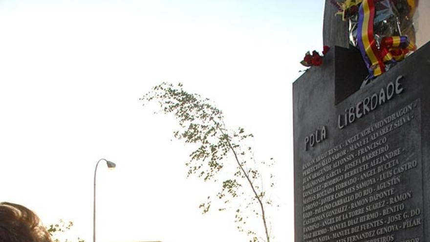 Ofrenda floral ante el monumento ubicado en un parque arousano donde aparece el nombre del vigués Manuel Álvarez Silva.