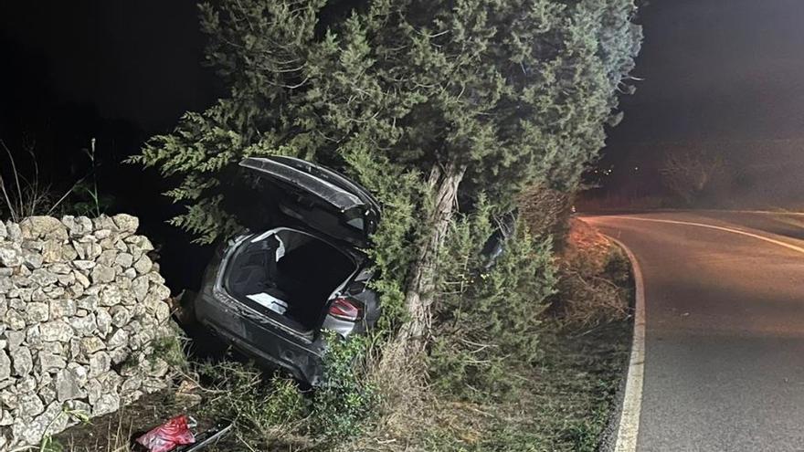 Un conductor se sale de la vía en la carretera de Sant Mateu y queda atrapado en el coche