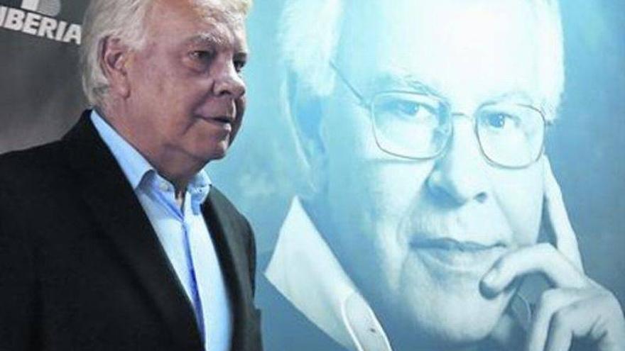 Felipe González advierte contra el &quot;nacionalismo rampante&quot; y admite que debería poder cambiarse la Constitución