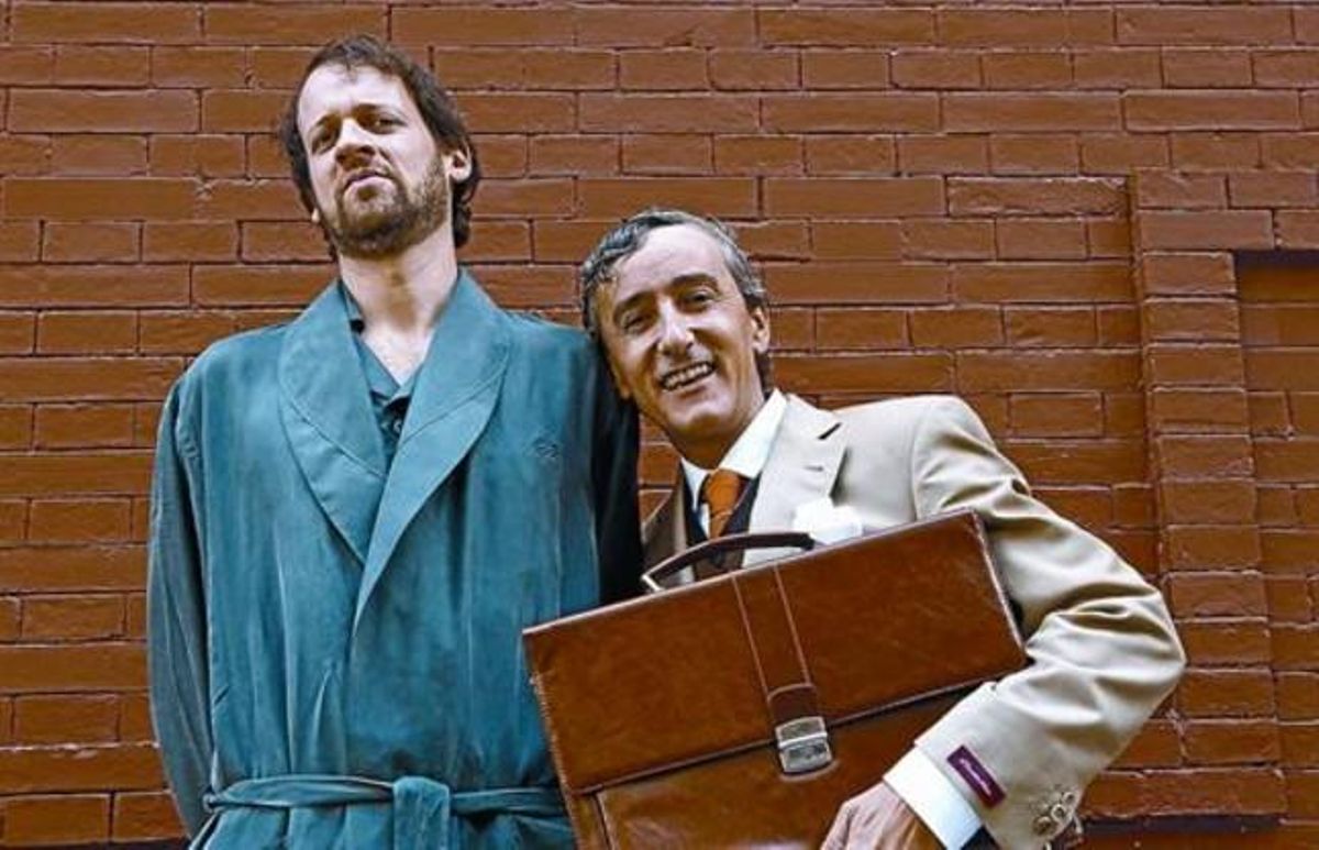 Edu Soto i David Fernández, caracteritzats amb els seus personatges d’’El sopar dels idiotes’, aquesta setmana a l’exterior del Teatre Apolo. Edu Soto i David Fernández, caracteritzats amb els seus personatges d’’El sopar dels idiotes’, aquesta setmana a l’exterior del Teatre Apolo.