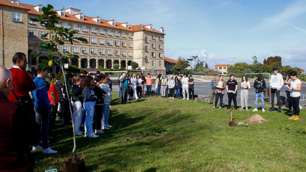 Los estudiantes, en el jardín, con el colegio al fondo.   | // IÑAKI ABELLA