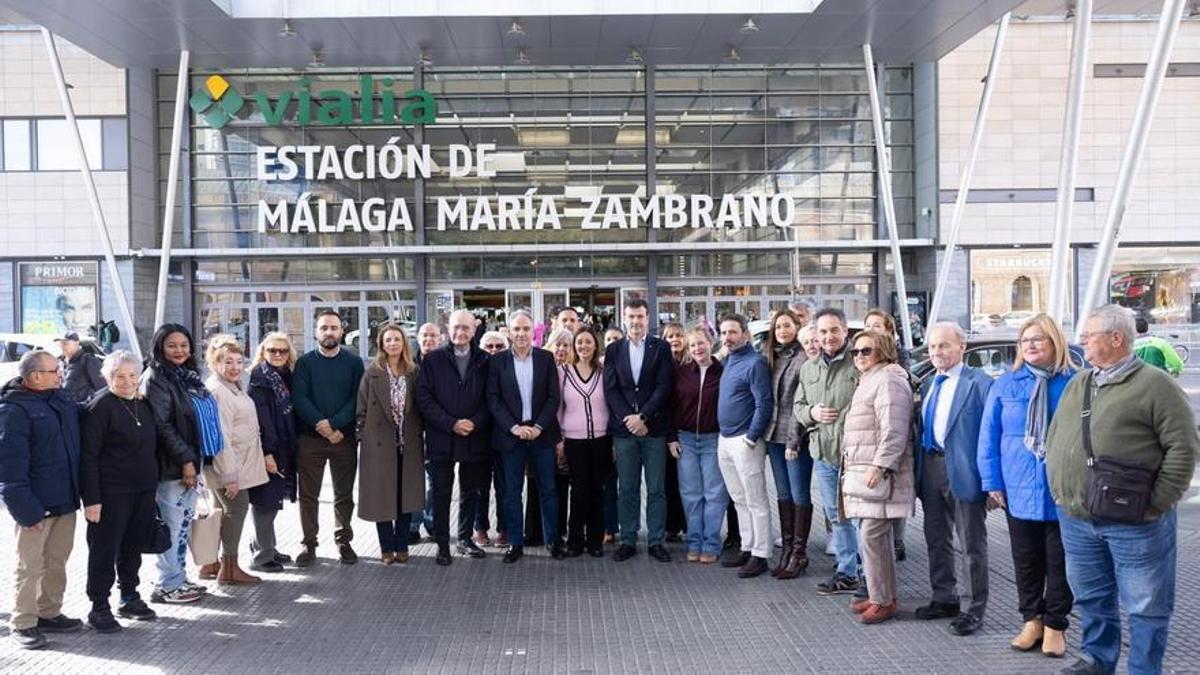 El vicesecretario de Política Autonómica, Municipal y Análisis Electoral del PP, Elías Bendodo, junto a otros representantes de la formación en la puerta de la estación de tren de Málaga capital.