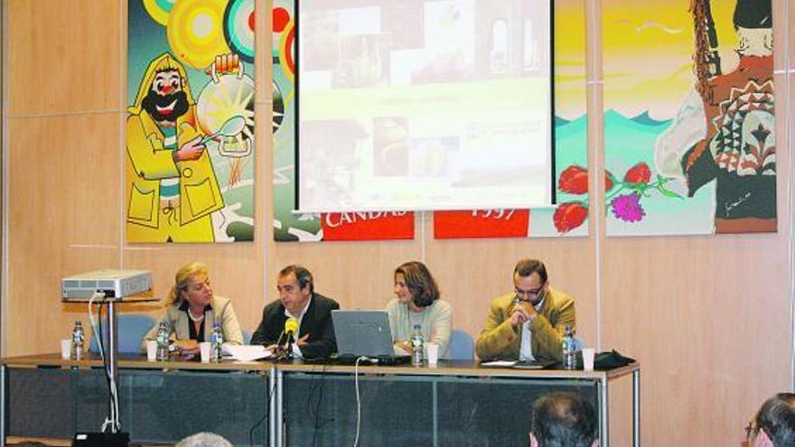 En el centro, el alcalde de Carreño, Ángel Riego, y Gracia Suárez, durante la presentación de las rutas, ayer en Candás.