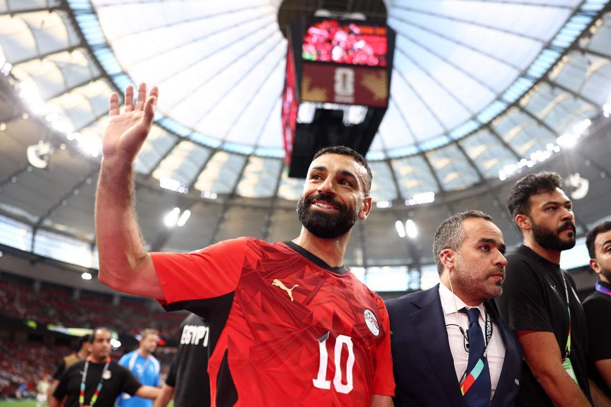 VANCOUVER, BRITISH COLUMBIA - JUNE 21: Mohamed Salah #10 of Egypt applauds fans after the 3-1 win during the FIFA World Cup 2026 Group G match between New Zealand and Egypt at BC Place Vancouver on June 21, 2026 in Vancouver, British Columbia. Fran Santiago/Getty Images/AFP (Photo by Fran Santiago / GETTY IMAGES NORTH AMERICA / Getty Images via AFP)