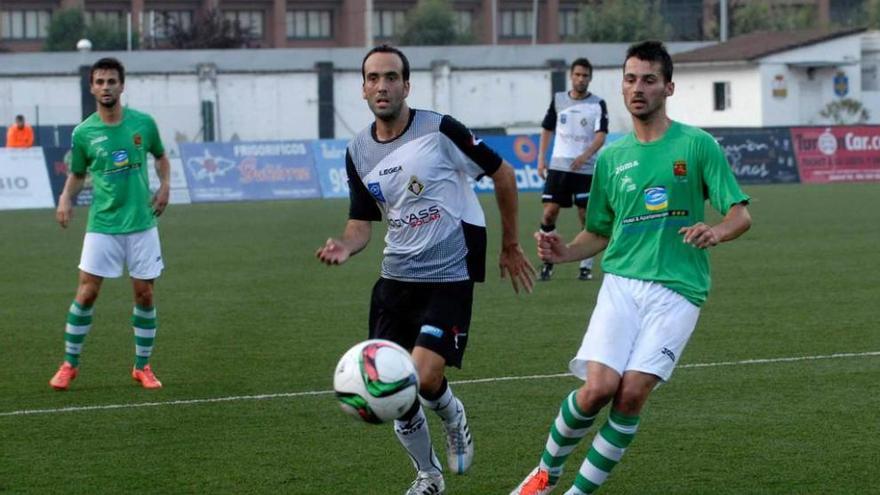 Diego Arias realiza un pase ante la presión del caudalista Llerandi.