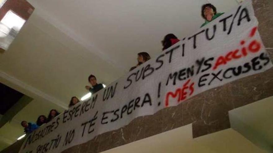 Los alumnos afectados han colgado una pancarta reivindicativa en el instituto.