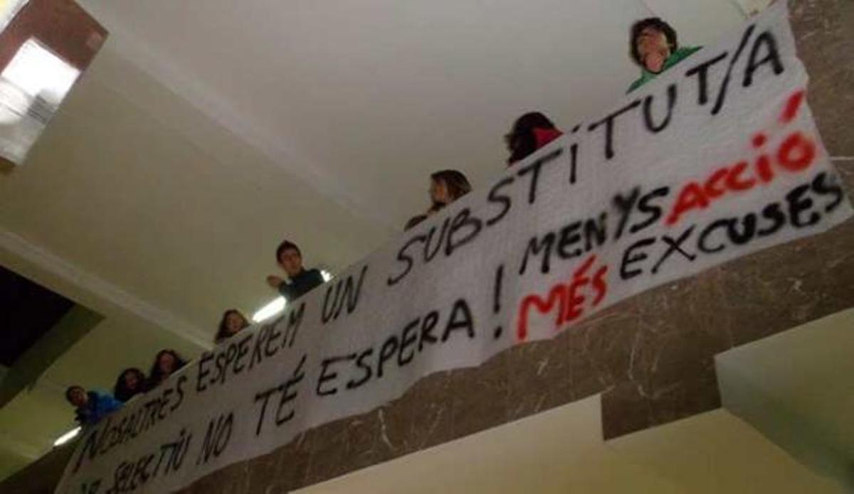 Los alumnos afectados han colgado una pancarta reivindicativa en el instituto.