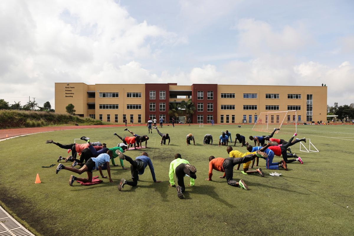 Atletas calentando en un 'training camp' de Nairobi (Kenia).