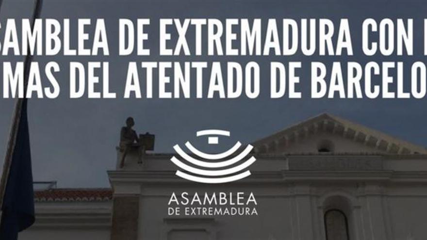 Las banderas ondean a media asta en la Asamblea de Extremadura tras el atentado en Barcelona