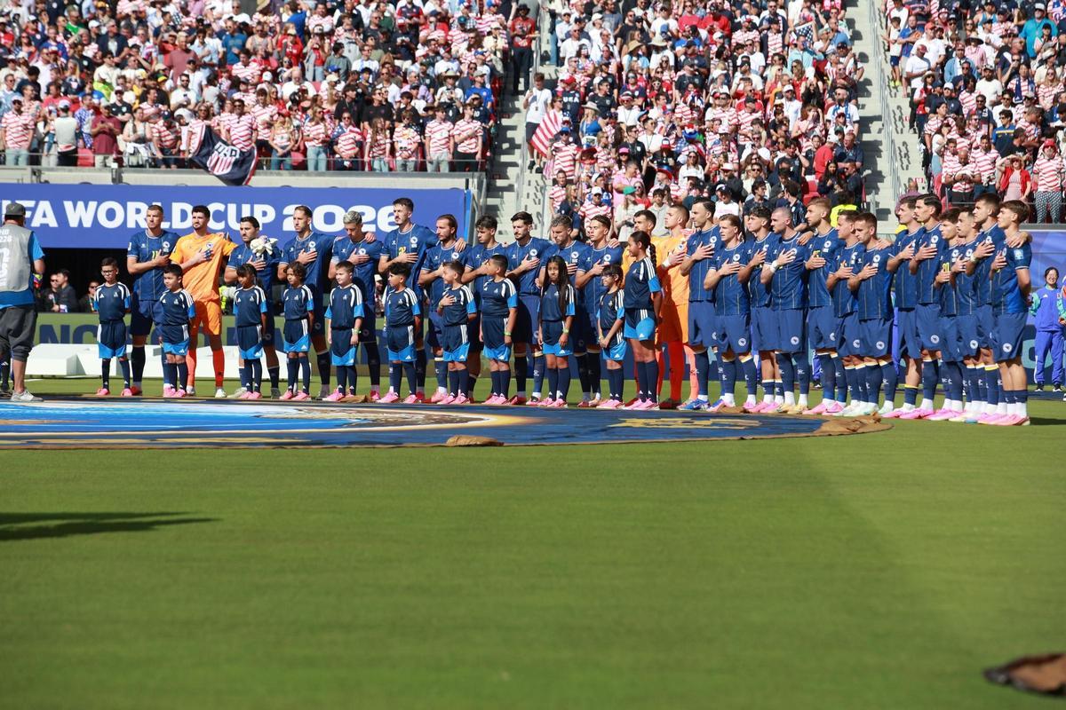 Todo el equipo bosnio, con Bazdar incluido, posa antes de empezar el partido en San Francisco.