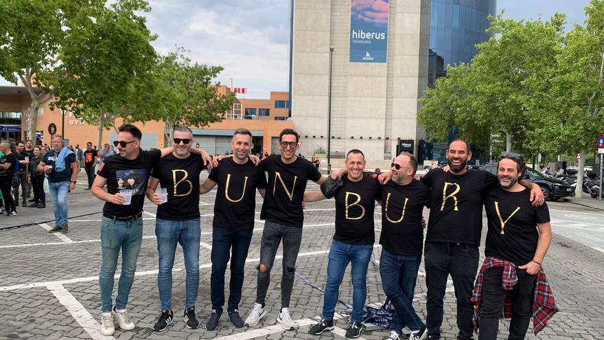 En imágenes | Muchos fans y largas colas en los aledaños de La Romareda para el concierto de Enrique Bunbury