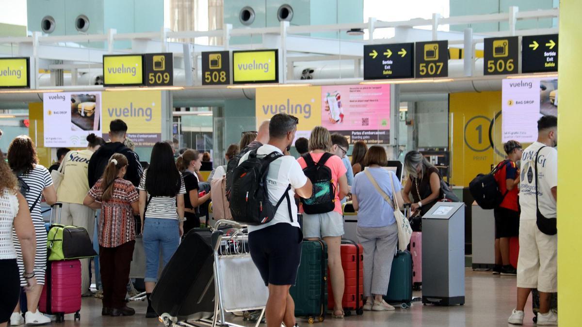 Colas en los mostradores de facturación este domingo en el Prat