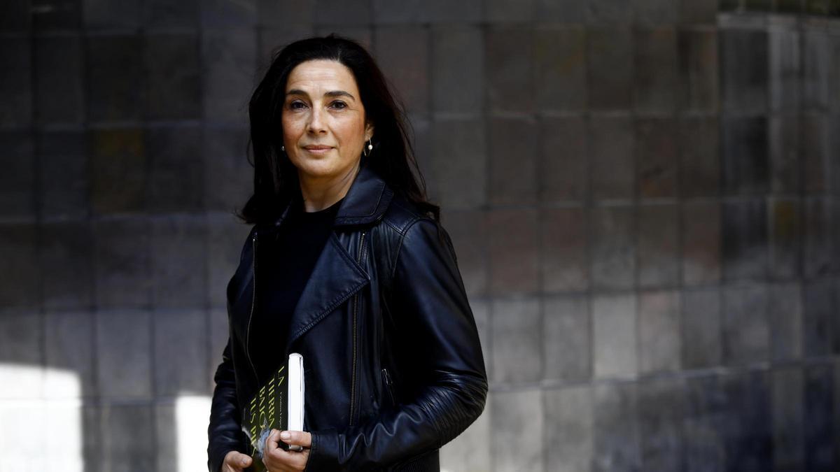 Cristina López Barrios con su última novela 'La tierra bajo la lluvia'.