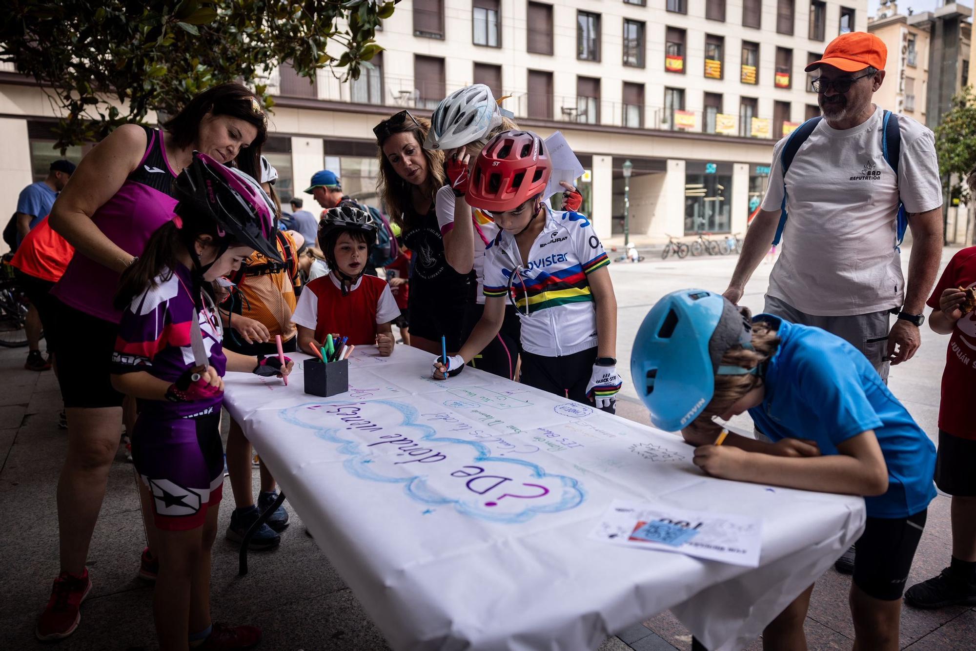 En imágenes | La tradicional bicicletada escolar toma las calles de Zaragoza este domingo