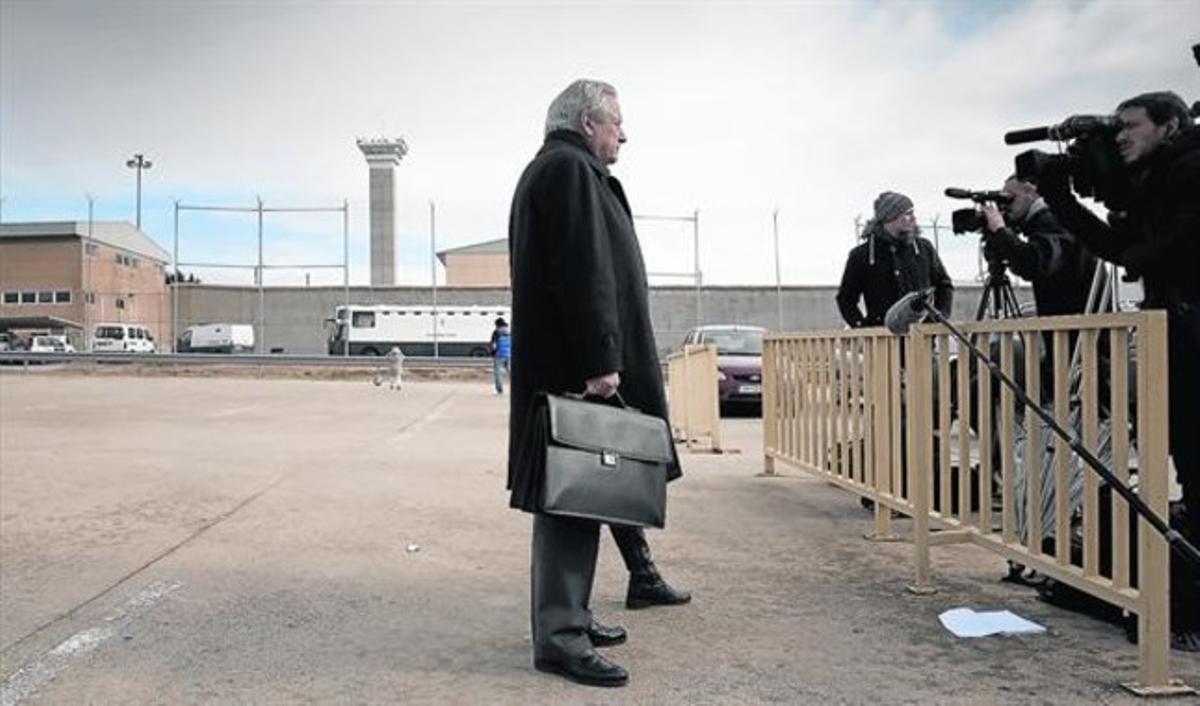 L’advocat Javier Gómez de Liaño, a la porta de la presó madrilenya de Soto del Real després d’informar Luis Bárcenas de l’acord de la sala penal de l’Audiència Nacional.