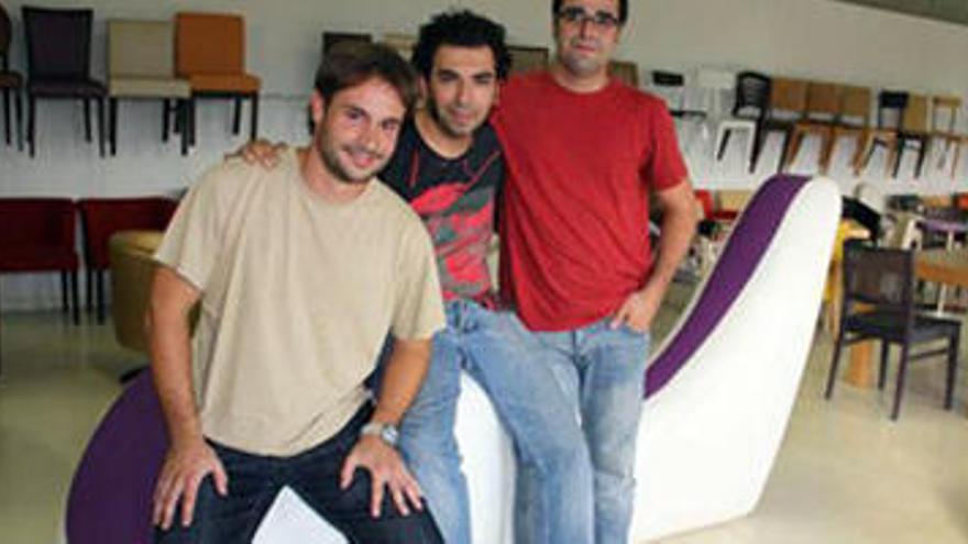 (D´izquierda a derecha) Los creadores Dani Martínez y Òscar Calabres y el jefe de Proyectos de Silleria Vergés, Esteve Vergés, sentados al sofá Beatme.