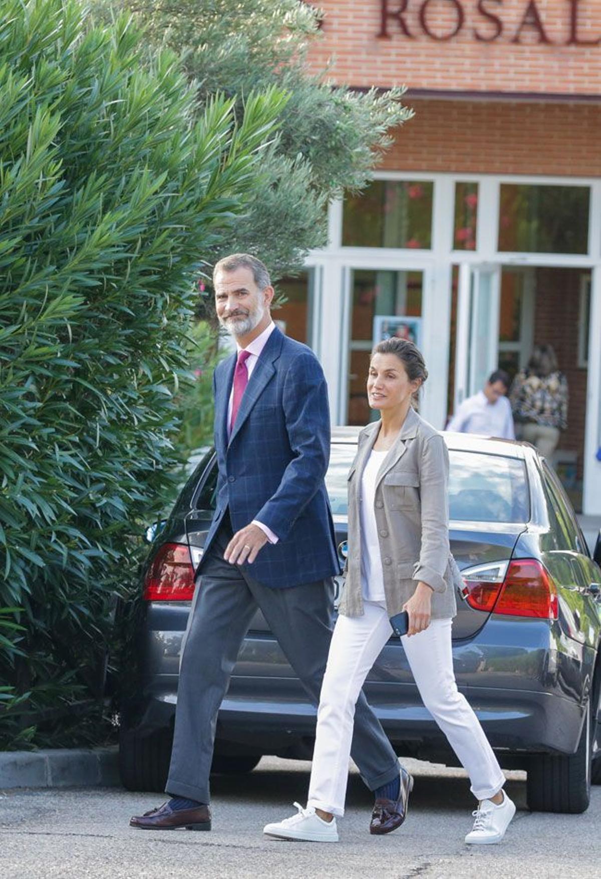 Letizia Ortiz con deportivas y chaqueta safari con el Rey Felipe VI