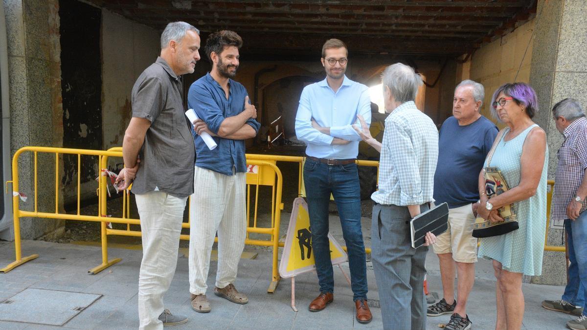 L'alcalde d'Olot, Agustí Arbós, durant la visita d'obres al passatge de Colon