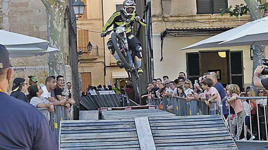 Uno de los &#039;riders&#039; en su llegada a una plaza de Pollença.