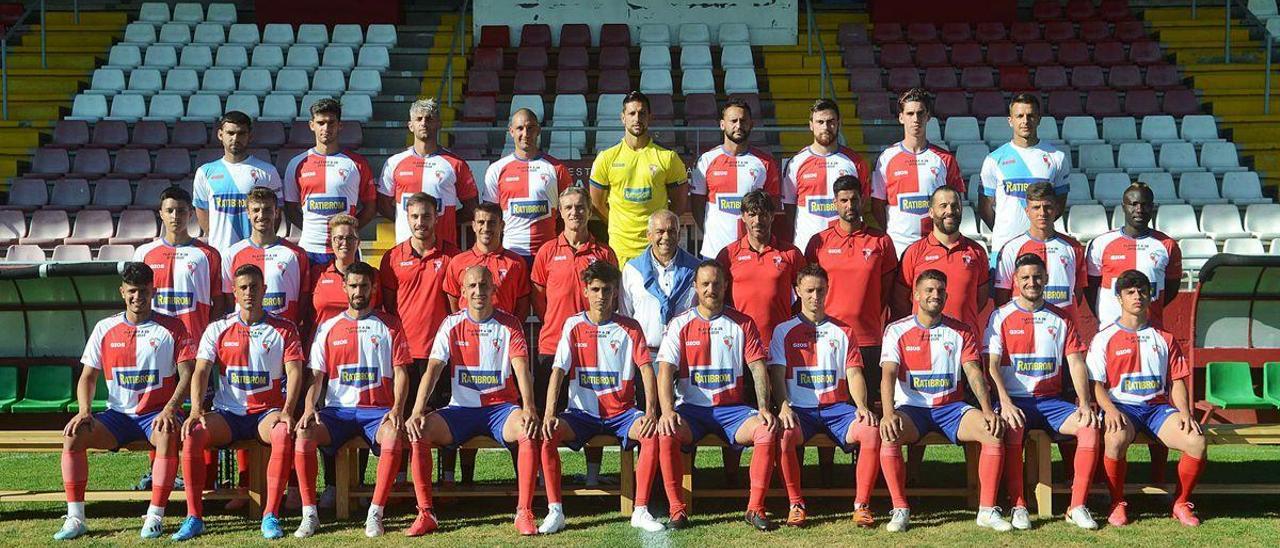 La plantilla arlequinada se realizó ayer en A Lomba la foto oficial de una temporada que quieren que sea histórica para el club.