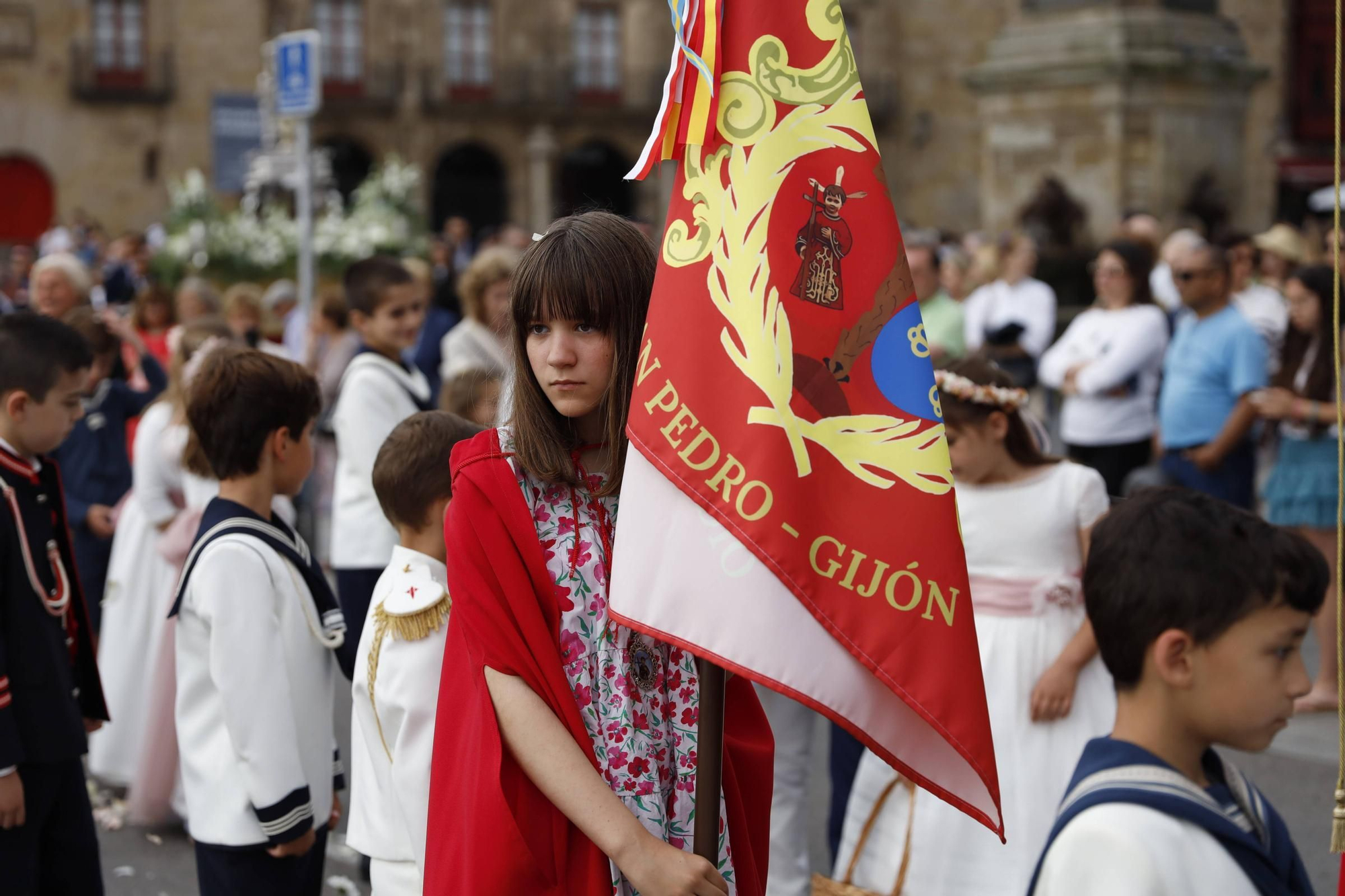 Pétalos, incienso, niños... así fue la procesión del Corpus Christi en Gijón (en imágenes)