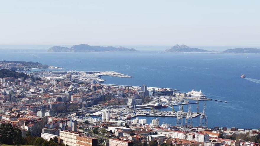 Tiempo soleado en la ría de Vigo. // Alba Villar