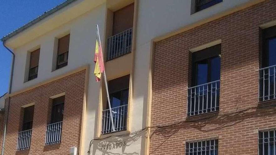 Un joven pasea por la plaza en la que se ubica el Juzgado.