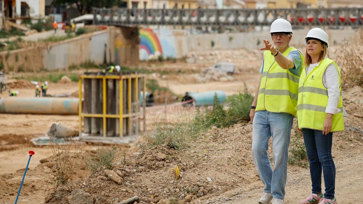 Pilar Bernabé junto con el alcalde de Picanya, Pepe Almenar, visitando las obras de la pasarela financiadas por el Estado..