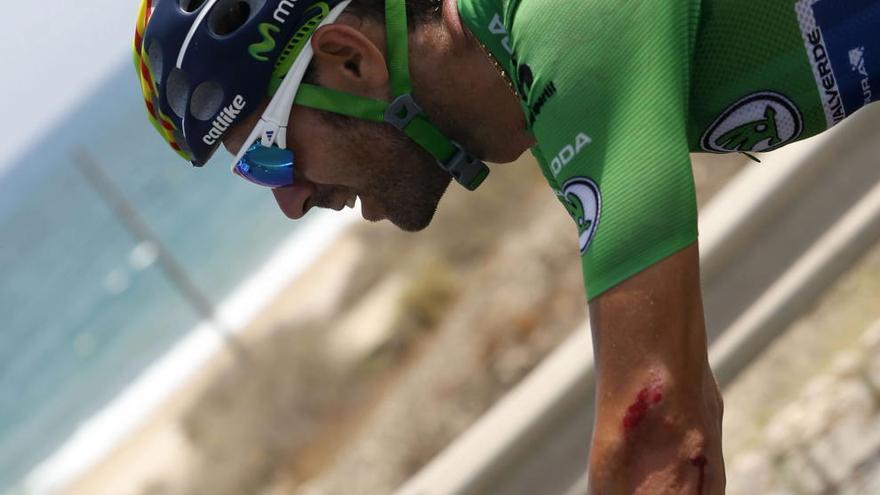 Alejandro Valverde, con una herida en elcodo, tras la caída que sufrío ayer