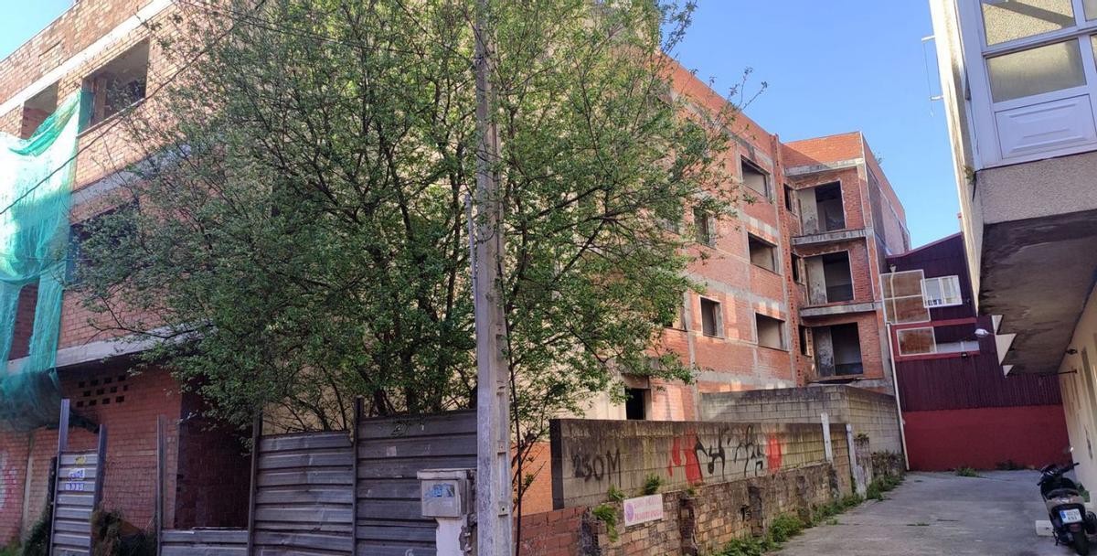 Edificio okupa en calle Atranco, en Cangas. | Santos Álvarez